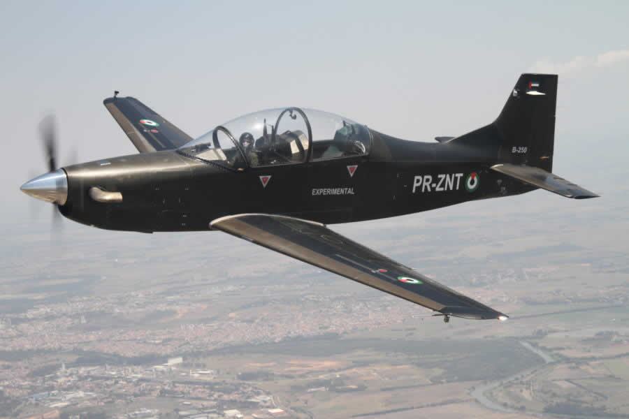 Foto 1 – B-250 voando