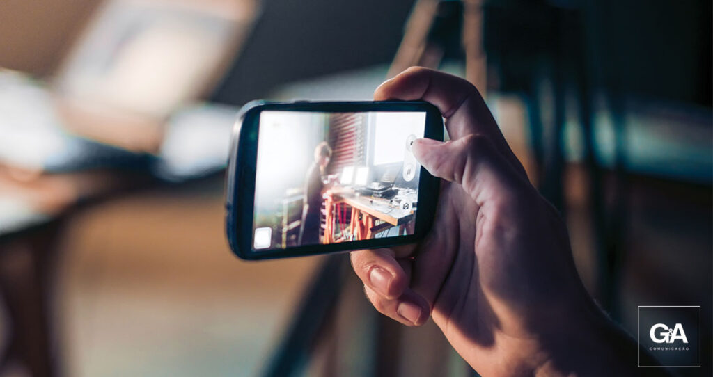 imagem urbana vista através de um celular - storytelling em redes sociais