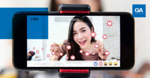 moça vista pela tela de um celular com ícones de redes sociais - parceria com influenciadores na crise