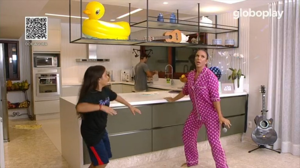 Ivete Sangalo canta de pijama na sala de casa com filho criança - o papel dos influenciadores