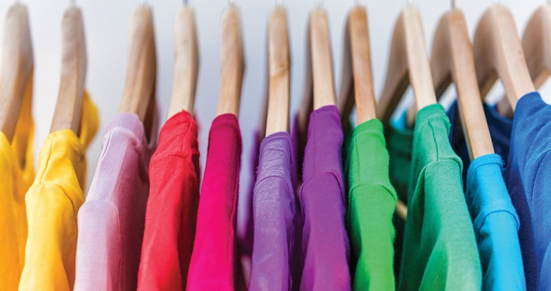 cabides com roupas de diversas cores - imagem pessoal