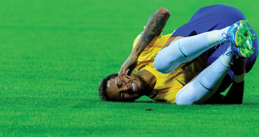 jogador de futebol Neymar caído em campo - memes na estratégia de comunicação