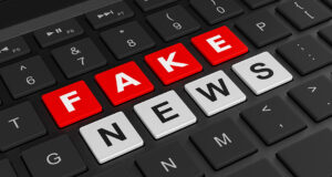 teclado de computador com letras que formam as palavras fake news - o impacto das fake news na sociedade
