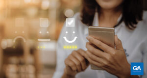mulher olhando tela de celular - ux writing
