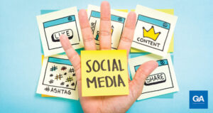 mão com post-it escrito "social media" - monitoramento de redes sociais