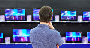 homem em frente a monitores de TV - sugerir pautas