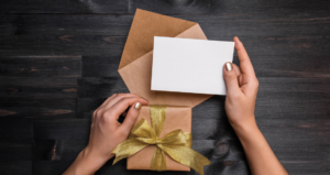 Um presente, ainda que simples, ajuda a tornar a ação online mais memorável - endomarketing engajar no home office