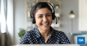 moça sorrindo em ambiente de home office - endomarketing engajar no home office