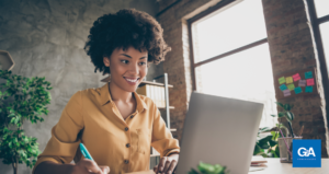 mulher sentada em frente a laptop - treinamento online
