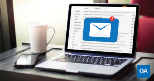 laptop com imagem de mensagem recebida na tela - newsletter