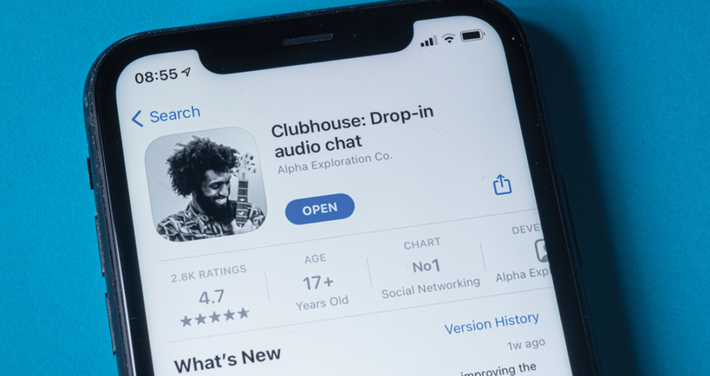 celular com tela do app - clubhouse para empresas