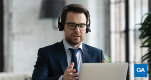 homem de terno fala diante do computador - media training entrevista online