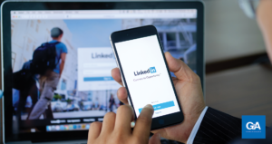 executivo com celular acessando o Linkedin - CEO nas redes sociais