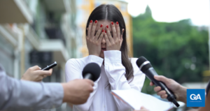 executiva cobrindo o rosto em frente a microfones - controle emocional no media training