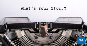 maquina de escrever com a frase "what's your story" - storytelling profissional