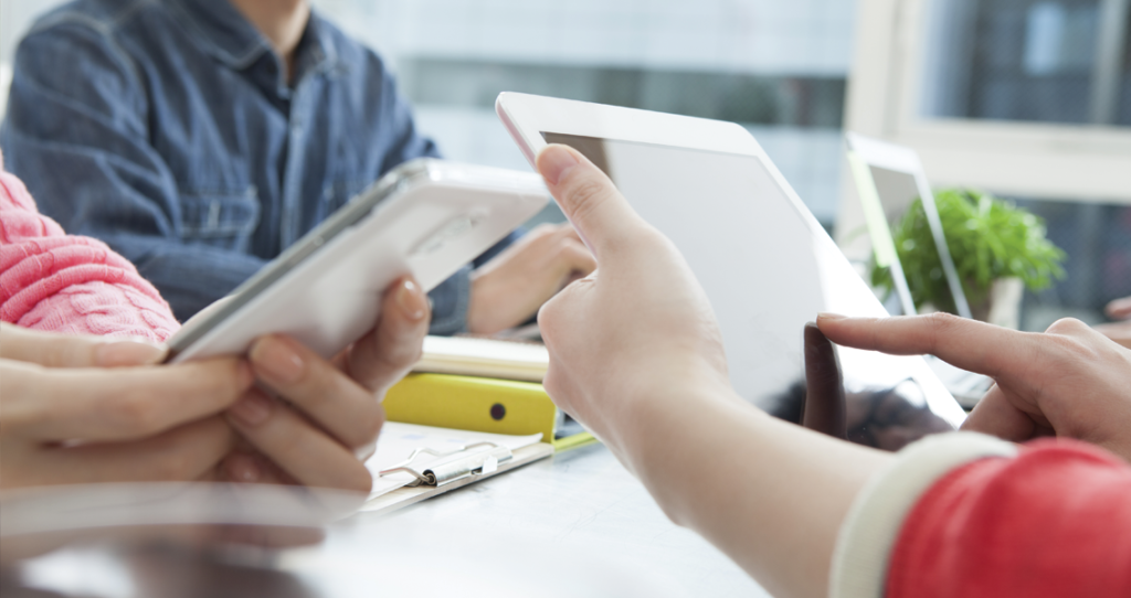 pessoas com tablets e celulares