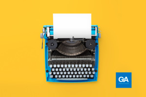 maquina de escrever em fundo amarelo
