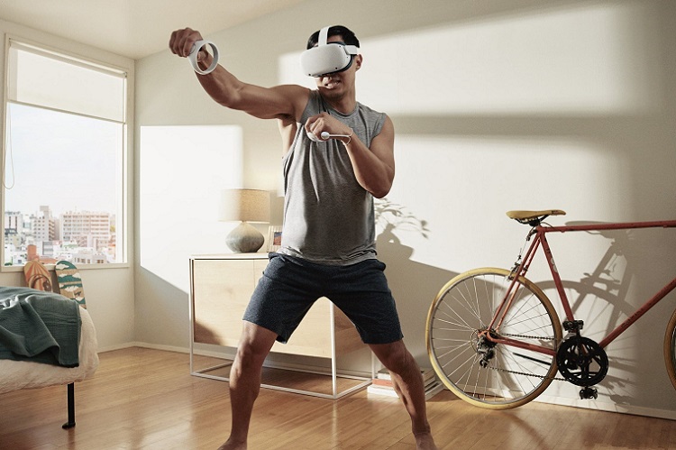 Homem jogando jogo de realidade virtual com o Meta Quest