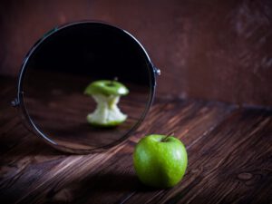 Maçã refletida no espelho