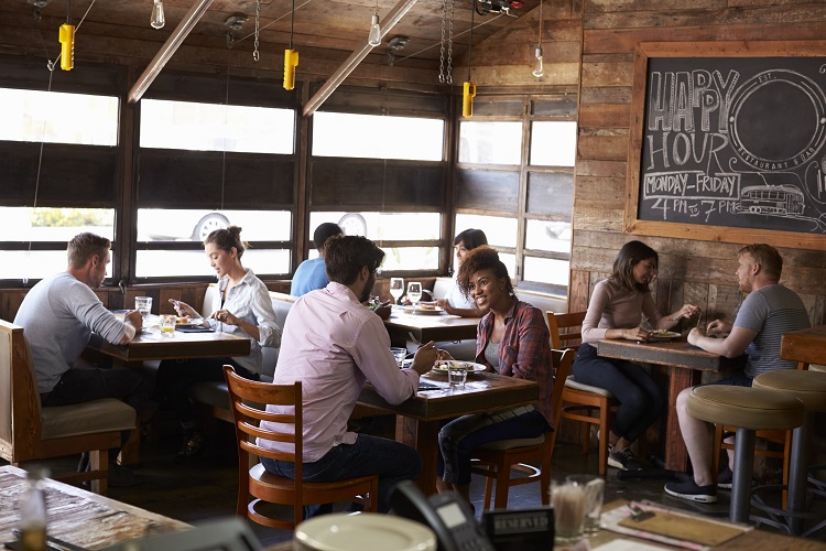 Casais almoçando em restaurante cheio
