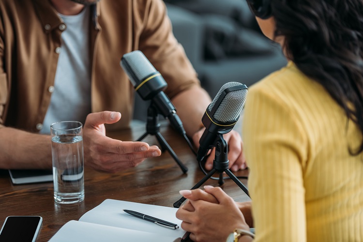 Dois apresentadores de rádio gravando um podcast 